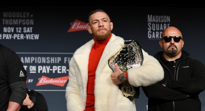 Conor McGregor revela arrependimento por não ter tentado cinturão triplo no UFC