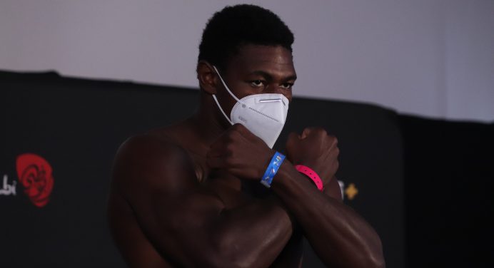 Autor de nocaute avassalador no UFC vibra com repercussão e explica ideia de golpe