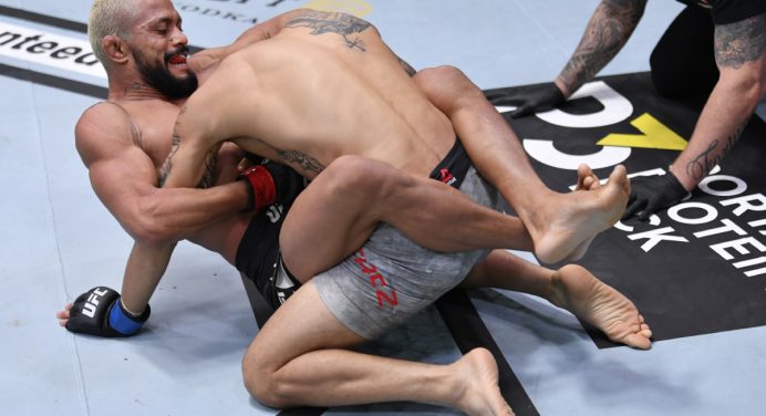 Deiveson Figueiredo finaliza no 1º round e mantém cinturão do UFC