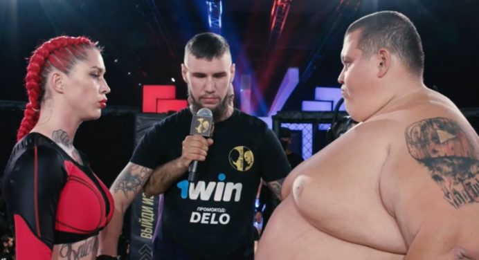 Lutadora nocauteia blogueiro de 240 kg em duelo de MMA; veja