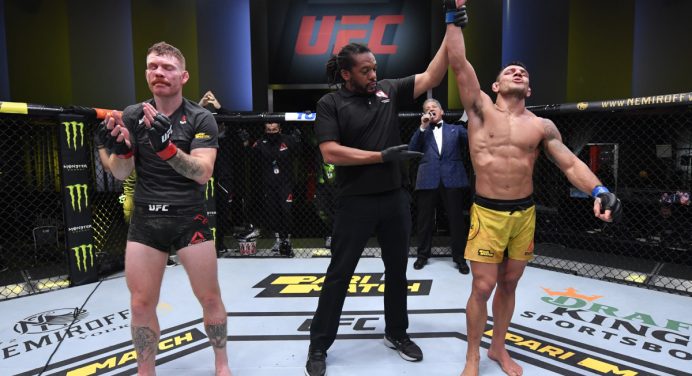 Rafael Dos Anjos recebe R$ 280 mil em prêmio de luta da noite no UFC Vegas