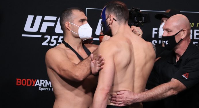 Rival parte para cima de ‘Shogun’ em única encarada tensa para o UFC 255
