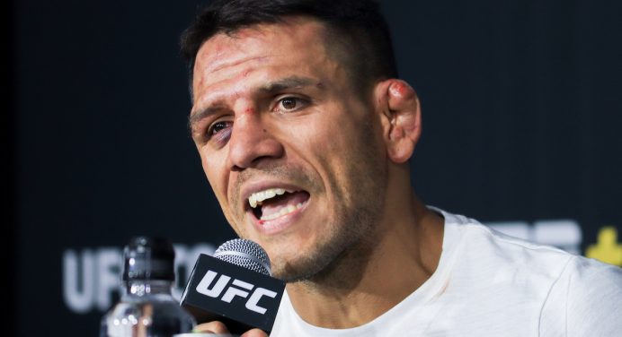 Dos Anjos admite esperar por luta contra McGregor, mas frisa: “Foco é o cinturão”