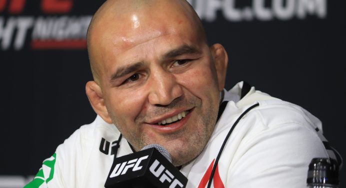 Perto de cinturão do UFC, Glover Teixeira celebra conquista da cidadania americana