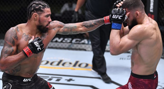 Incrível! Americano fica com a orelha pendurada durante luta do UFC