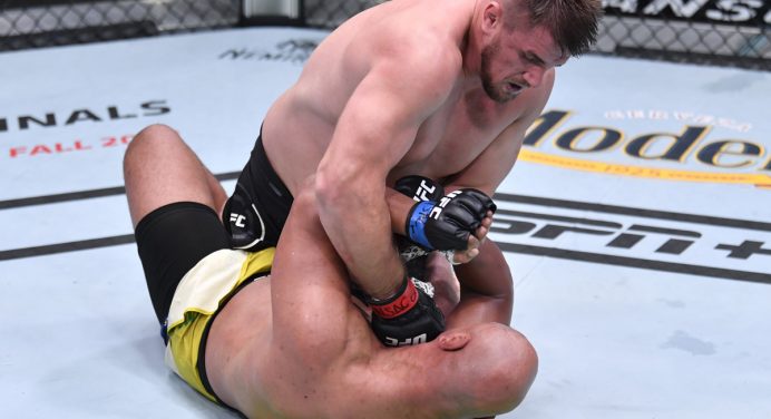 Marcos ‘Pezão’ não resiste e desmaia com estrangulamento no 1º round