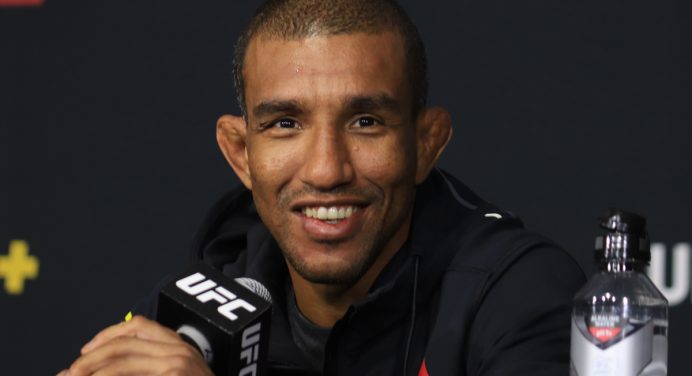 Duelo brasileiro no UFC! Raoni Barcelos e Raphael Assunção medem forças em 2021