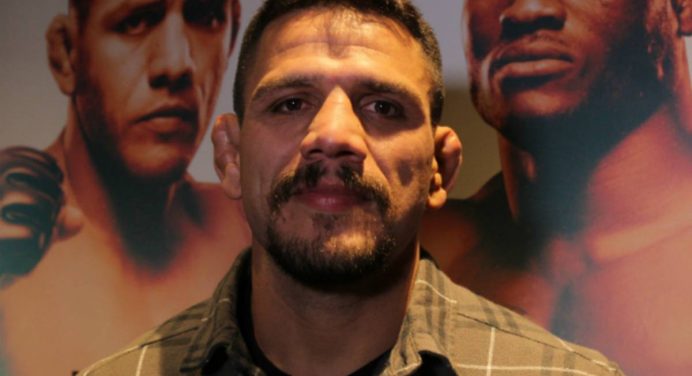 Rafael dos Anjos choca seguidores ao postar registro sem dente nas redes sociais