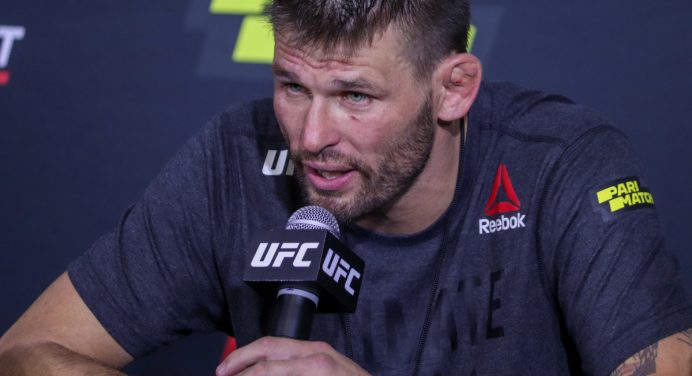 Tim Means substitui Robbie Lawler contra Mike Perry no UFC 255