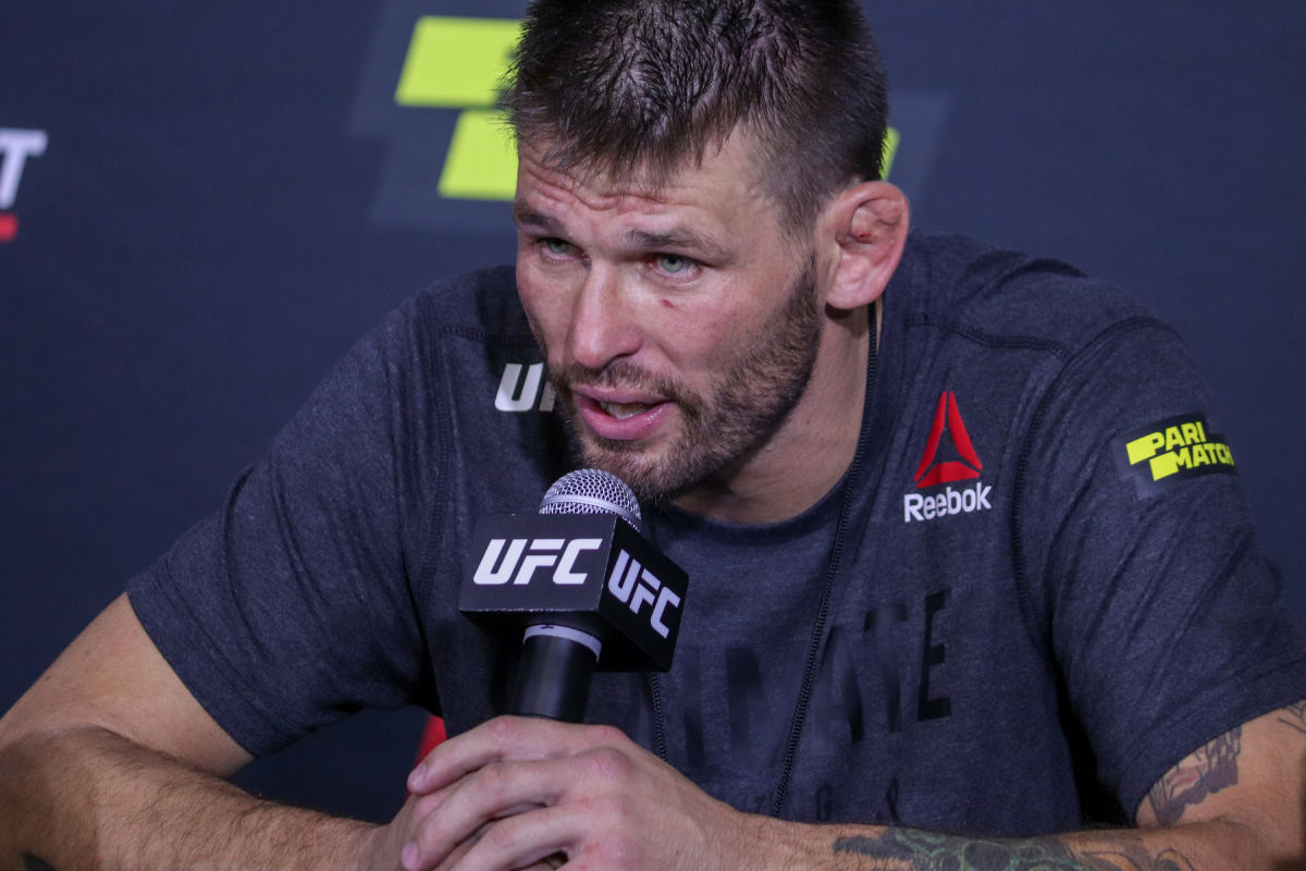 Tim Means substitui Robbie Lawler contra Mike Perry no UFC 255