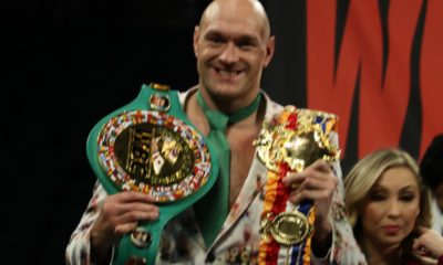 Tyson Fury posa para fotos com o cinturão da WBC no ombro