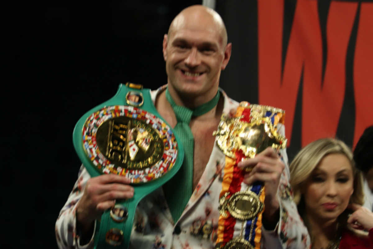 Tyson Fury posa para fotos com o cinturão da WBC no ombro