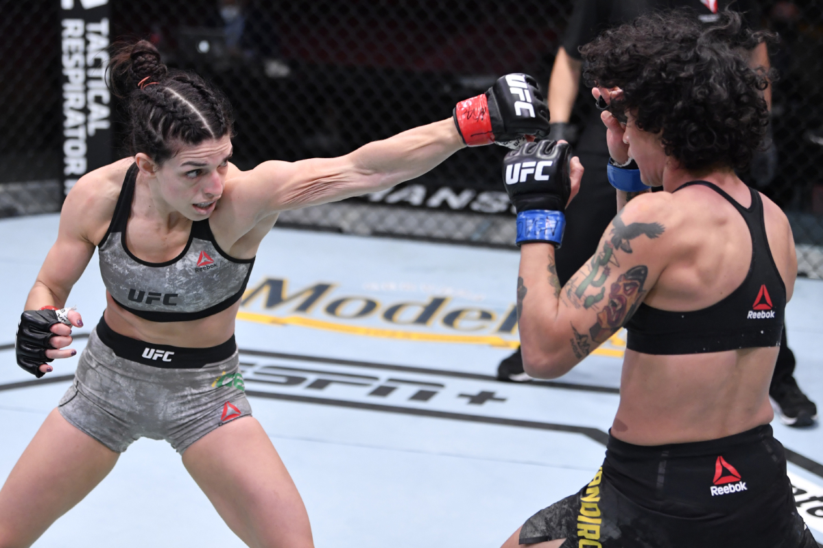 Mackenzie Dern mostra evolução em pé e vence batalha sangrenta no UFC 256