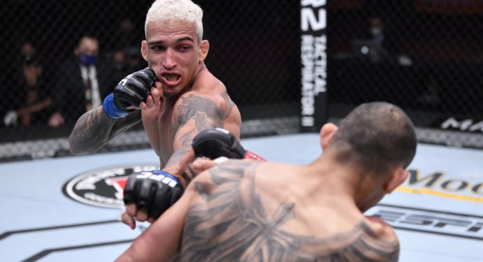 Charles ‘Do Bronx’ dá show, vence ex-campeão com facilidade e pede por título