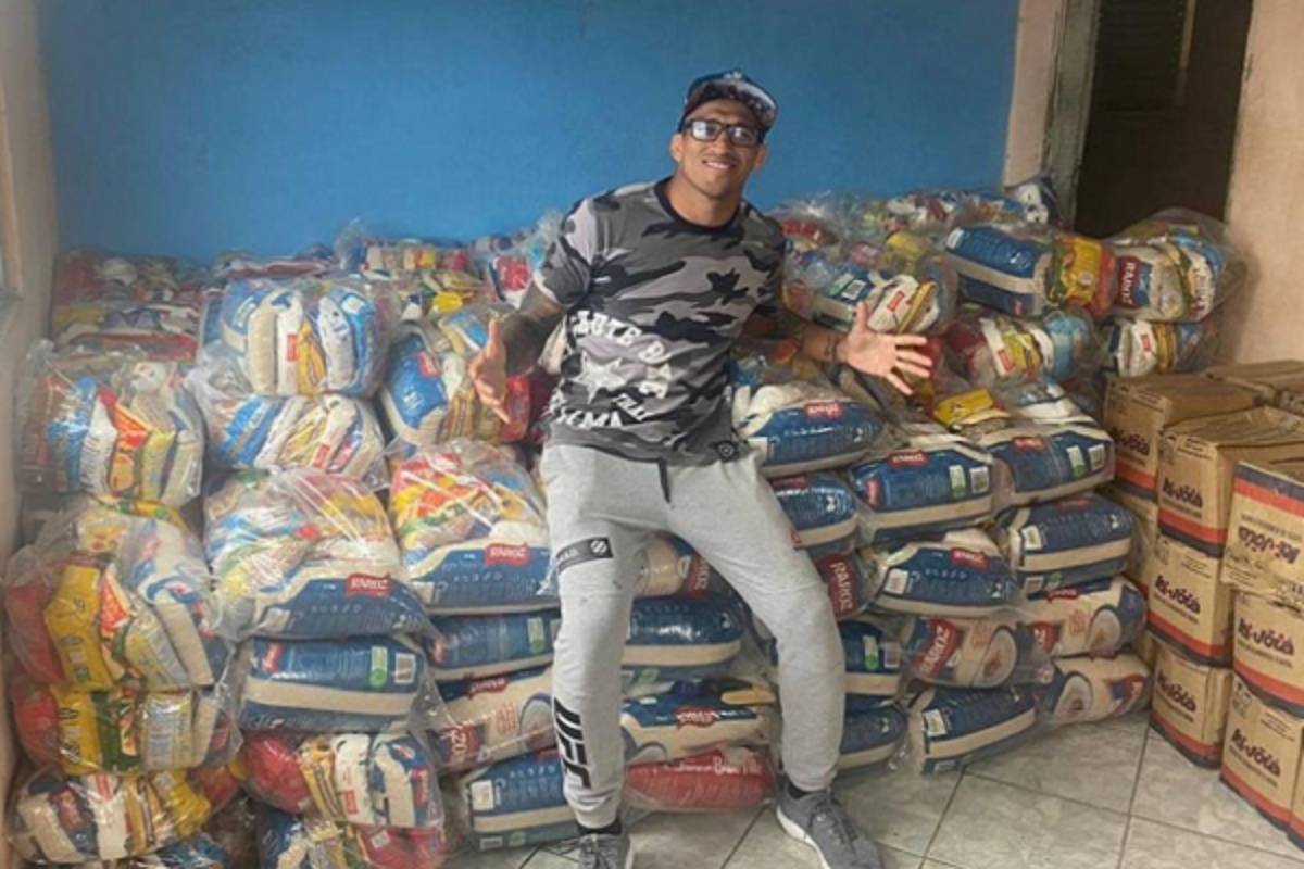 ‘Do Bronx’ doa 500 cestas básicas para famílias carentes em comunidade do Guarujá
