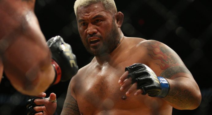 Pegou fogo! Ex-lutador do UFC parte para cima de rival em pesagem; veja