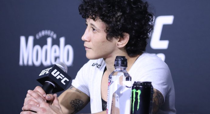 Especialista no jiu-jitsu, Virna Jandiroba promete ter mais a mostrar contra Mackenzie