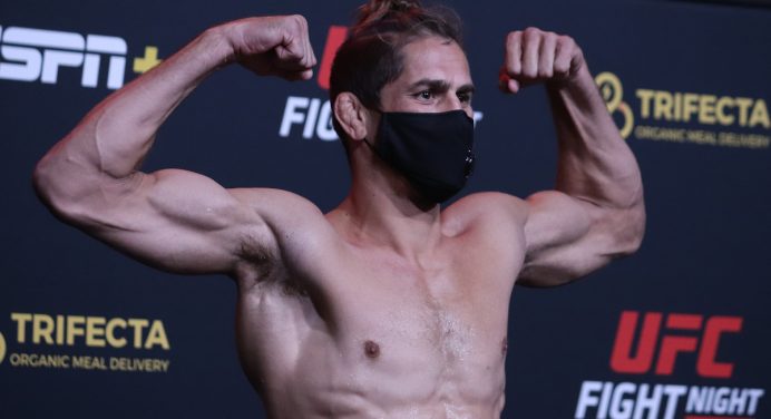 Niko Price é suspenso por seis meses após teste antidoping positivo para maconha