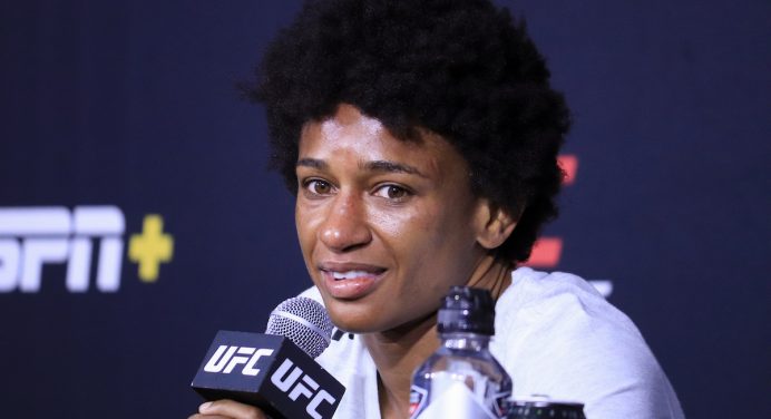 Angela Hill testa positivo para a COVID-19 e luta contra Tecia Torres é cancelada