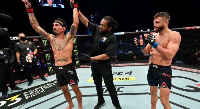 Vitória dupla! Max Holloway fatura bônus de ‘Luta da Noite’ após brilhar no UFC Fight Island 7