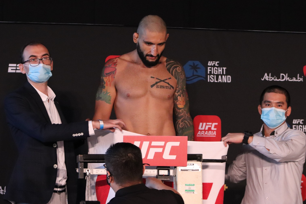 Vinicius ‘Mamute’ dá susto, mas se pesa sem roupa para confirmar duelo no UFC
