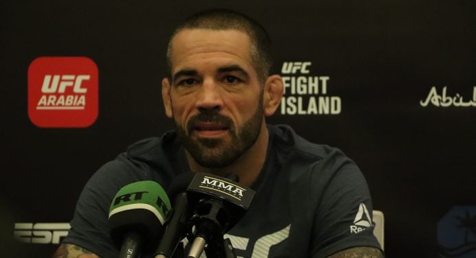 Matt Brown critica pontuação dos juízes em derrota para Carlos Condit no UFC: “É ridículo”