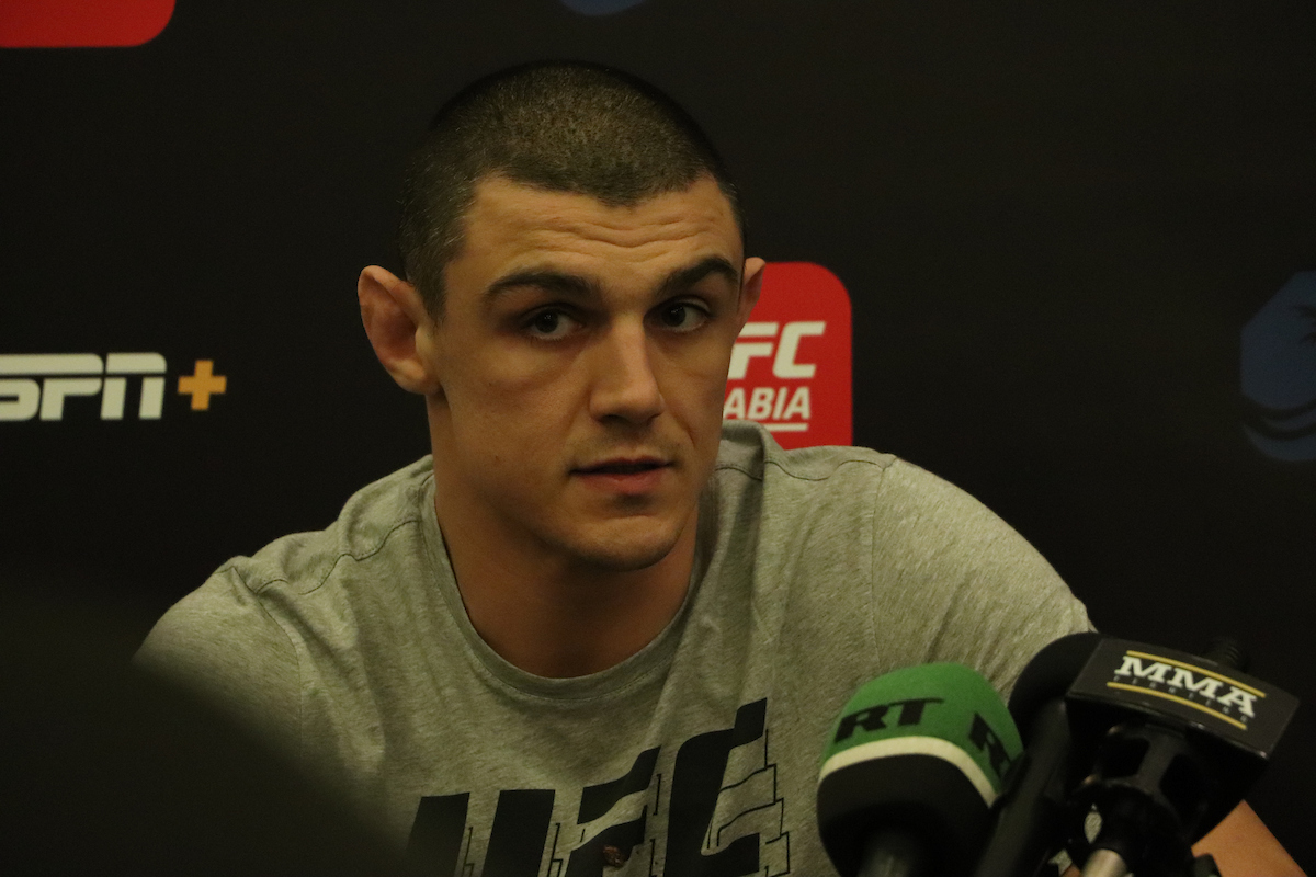Lutador do UFC se revolta e deixa a coletiva de imprensa após nocautear adversário