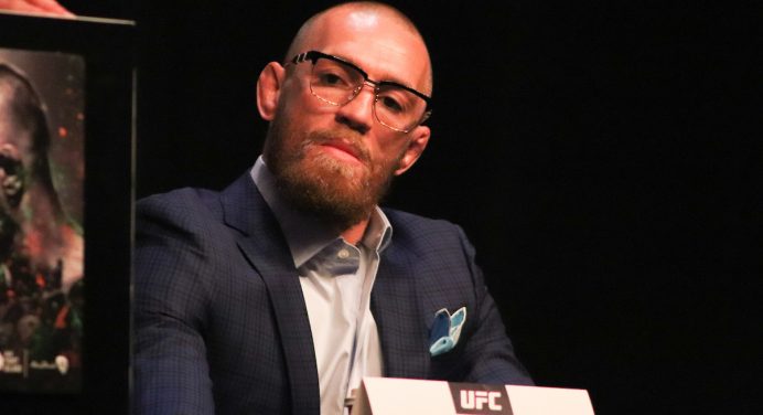 Conor McGregor se irrita com acusação de calote e cancela trilogia com Poirier