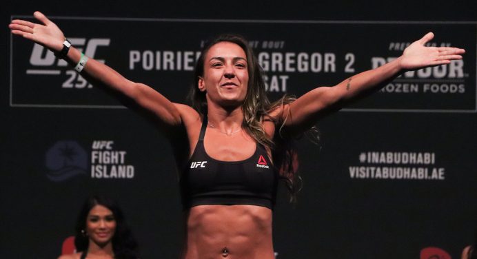À espera de contrato, Amanda Ribas e Angela Hill aceitam duelo no UFC