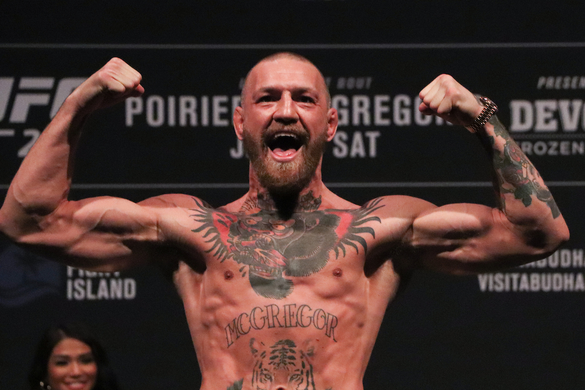 McGregor faz previsão e simula golpe que vai usar vencer Poirier no UFC 264