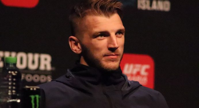 Hooker minimiza atuação de Makhachev e critica rival por “copiar” Khabib