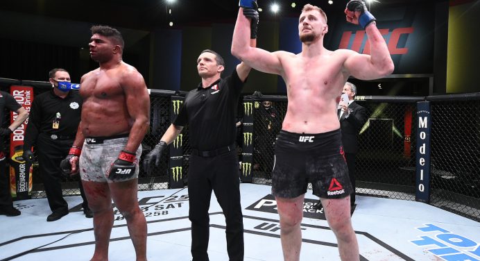 Apático, Alistair Overeem é nocauteado e se despede de chance pelo cinturão do UFC