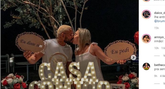 É o amor! Deiveson Figueiredo aceita pedido de casamento feito pela namorada