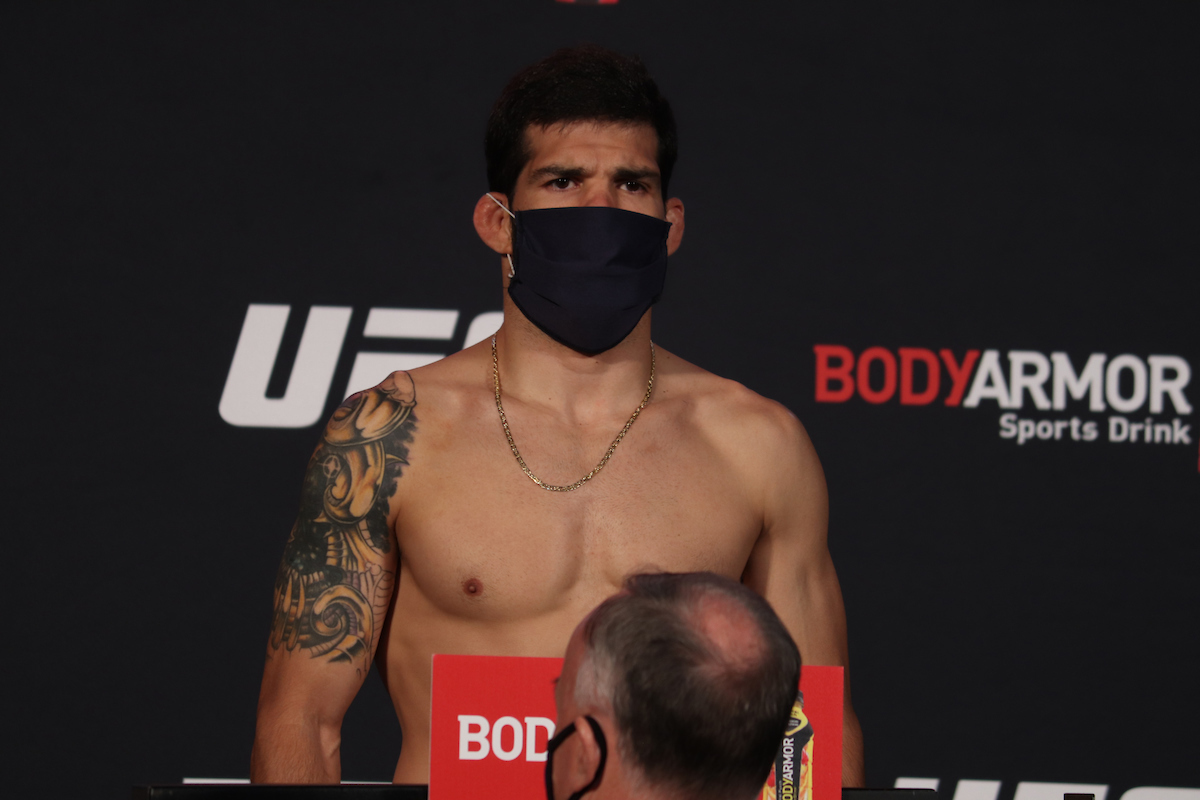 Raphael Assunção busca encerrar má fase contra promessa do peso-galo do UFC