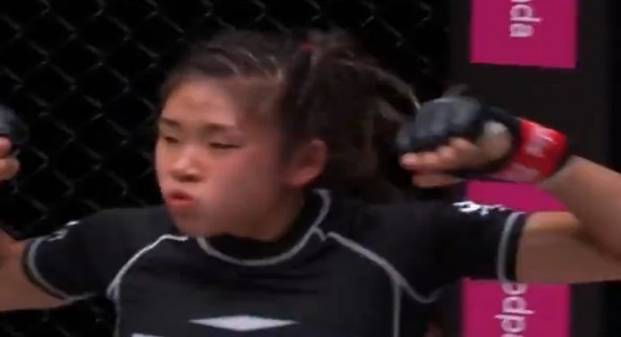 Irmã de campeões, lutadora menor de idade vence em estreia no MMA pelo ONE