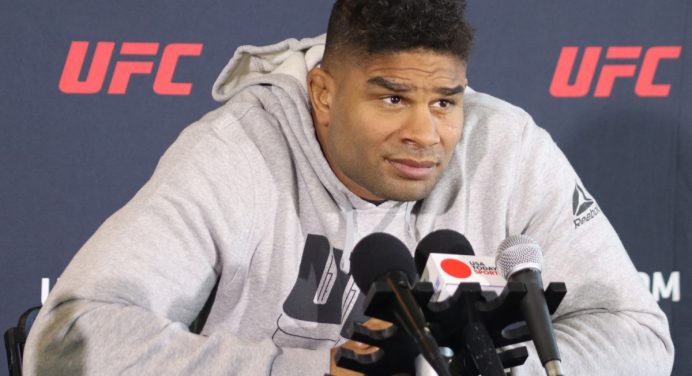 Overeem discorda de Dana White e elege sua estreia como a melhor da história do UFC