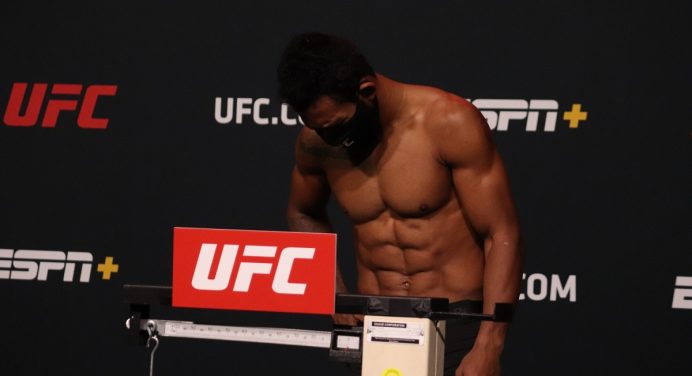 Após ter luta cancelada no UFC, Rafael Alves revela ter passado mal em corte de peso