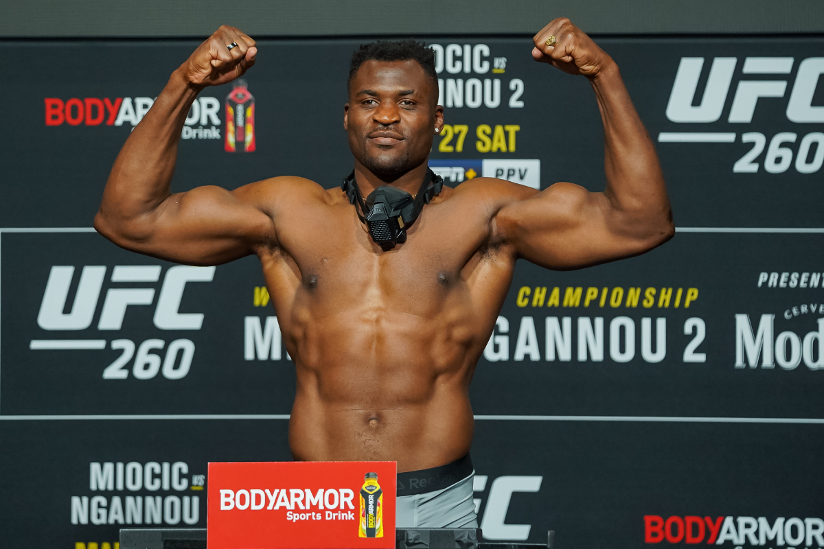 Ngannou pesa 13 kg a mais que Miocic para disputa de cinturão do UFC