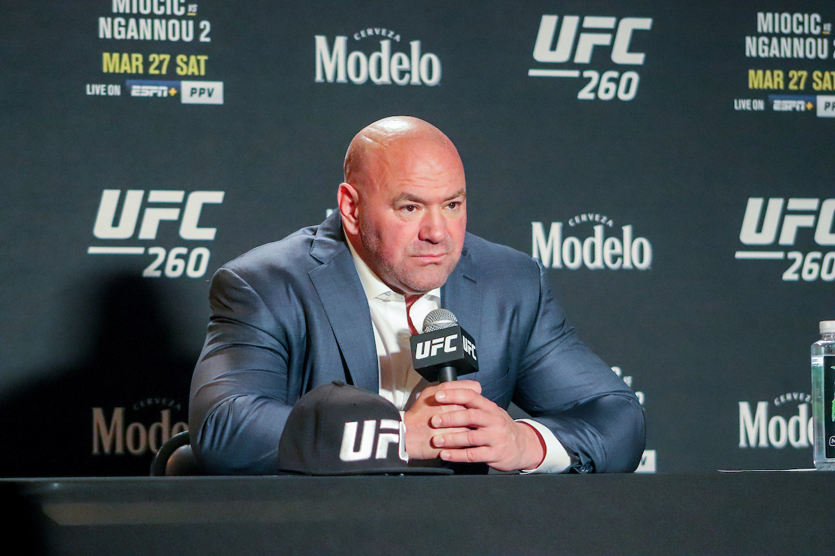 Dana White sugere que ex-campeão do UFC deve considerar a aposentadoria