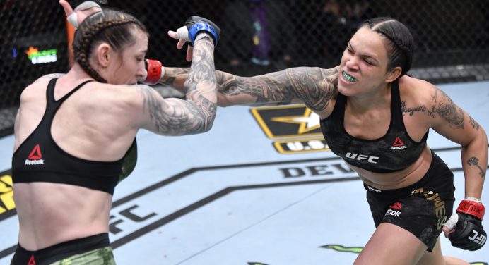 Amanda Nunes atropela rival em dois minutos e mantém cinturão do UFC