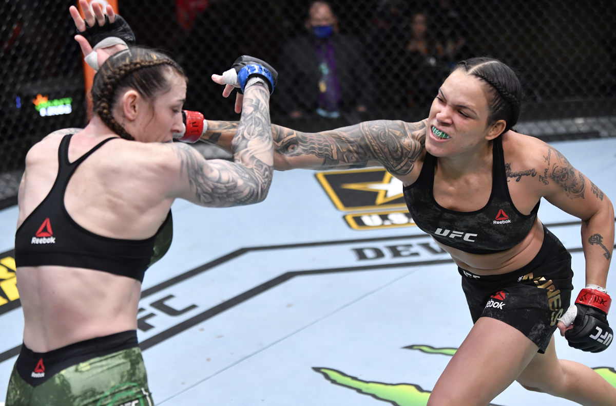 Amanda Nunes atropela rival em dois minutos e mantém cinturão do UFC