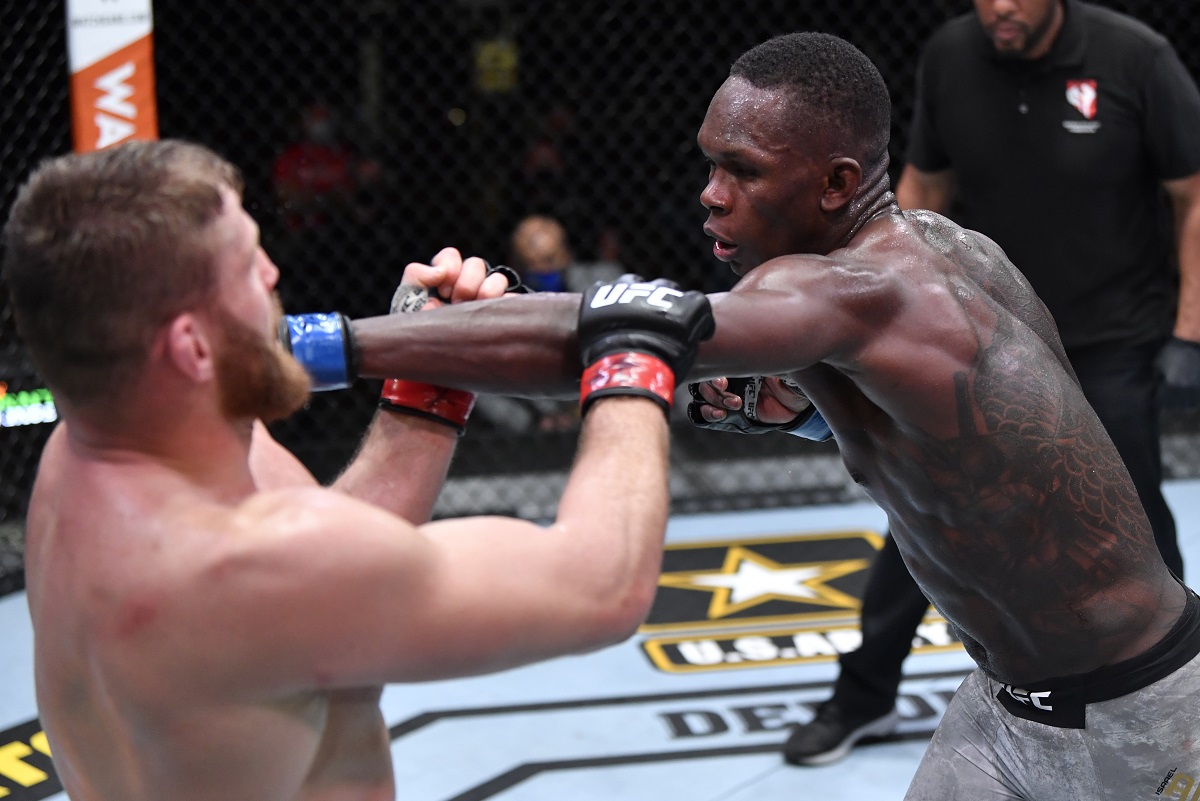 Israel Adesanya pega seis meses de suspensão médica após derrota no UFC 259