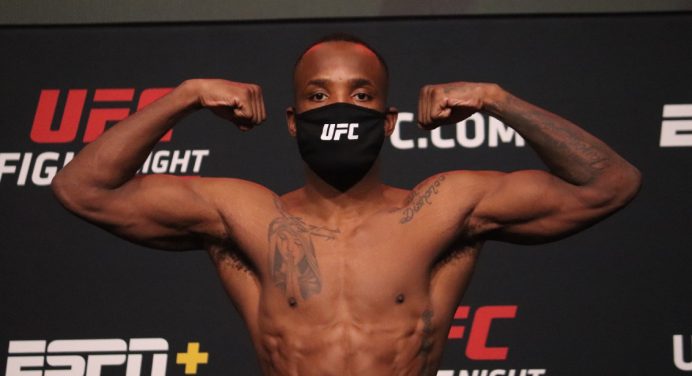 Leon Edwards passa tranquilo pela balança e confirma volta ao UFC após longo hiato