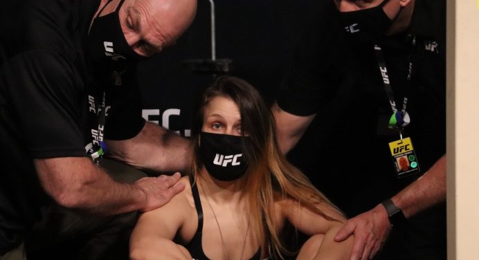 Cena assustadora! Lutadora desmaia duas vezes durante pesagem do UFC; veja