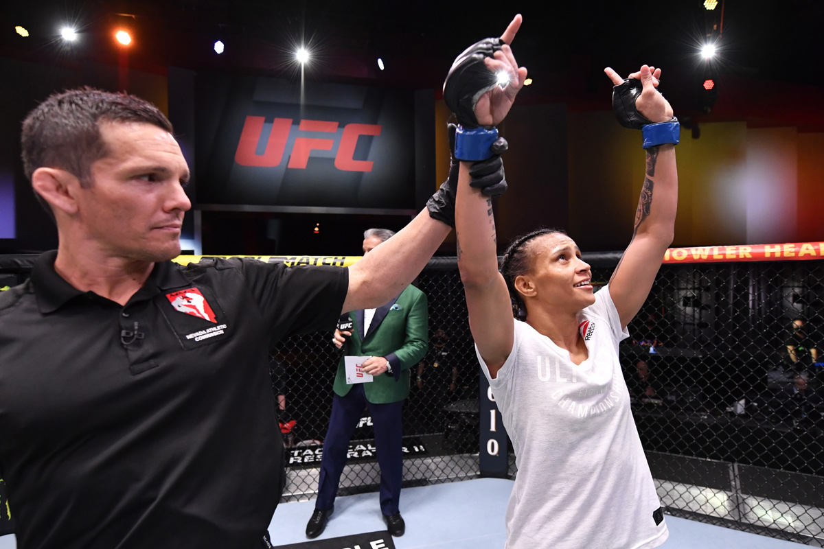 Amanda Lemos nocauteia ‘Livinha’ Souza em duelo brasileiro no UFC 259