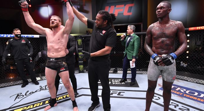 Błachowicz vence por pontos e acaba com invencibilidade de Adesanya no MMA