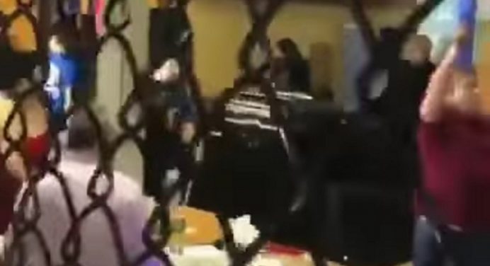 Homem atira e causa pânico durante evento de MMA amador nos EUA; veja