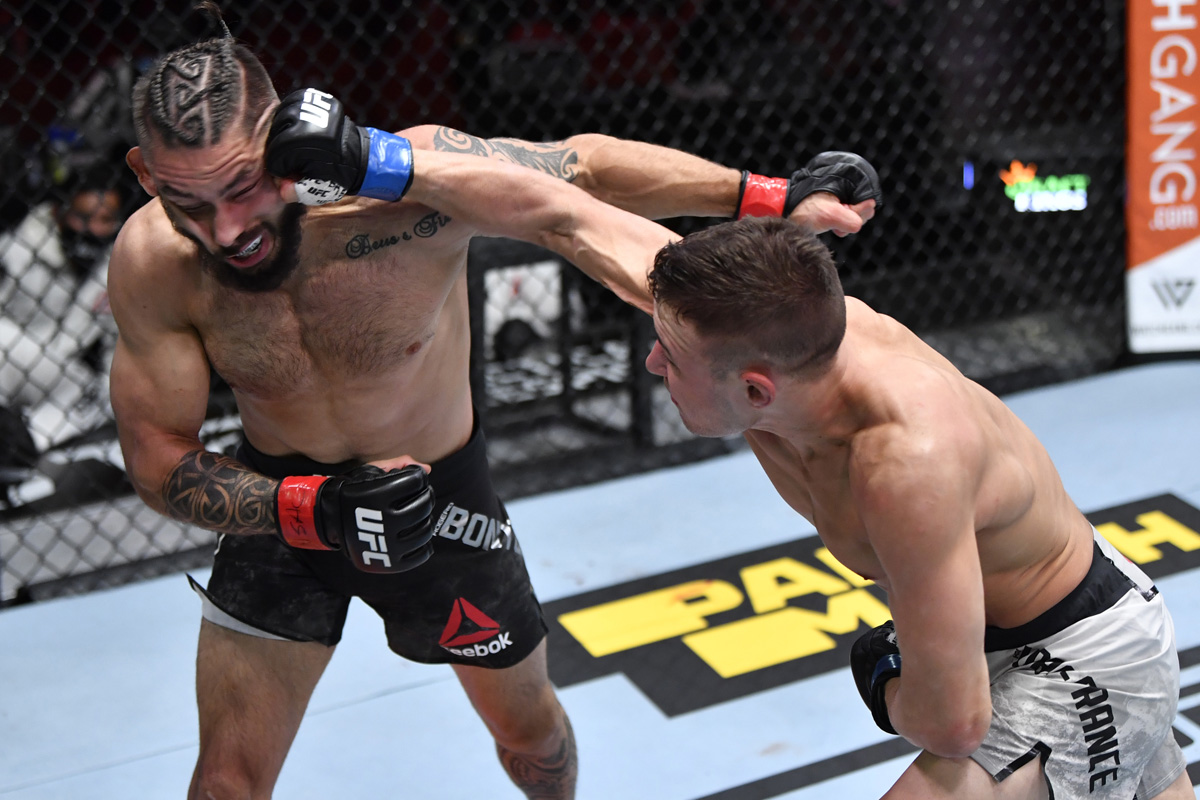 Brasileiro é nocauteado no UFC, se irrita e atira protetor bucal no rival
