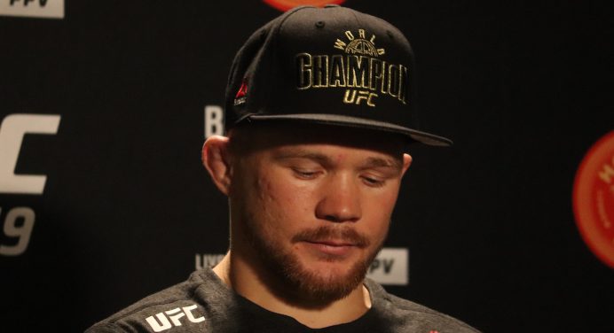 Cormier levanta rumor sobre possível saída de Petr Yan do UFC após derrota polêmica