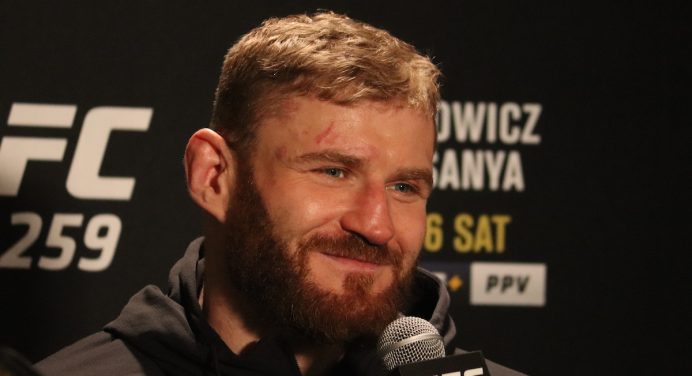 Blachowicz comemora promoção à disputa de título e brinca: “Fui o último a saber”